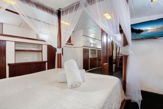 Classic yacht with huge deck&amazing views Sant Adria de Besos Exterior foto