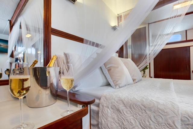 Classic yacht with huge deck&amazing views Sant Adria de Besos Exterior foto