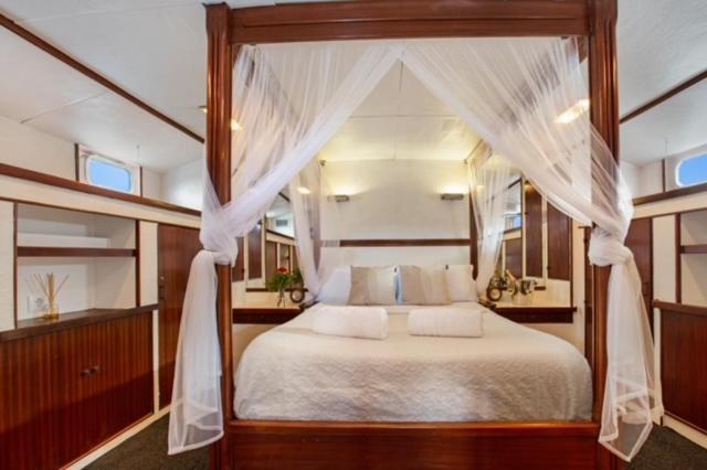 Classic yacht with huge deck&amazing views Sant Adria de Besos Exterior foto