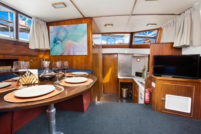 Classic yacht with huge deck&amazing views Sant Adria de Besos Exterior foto