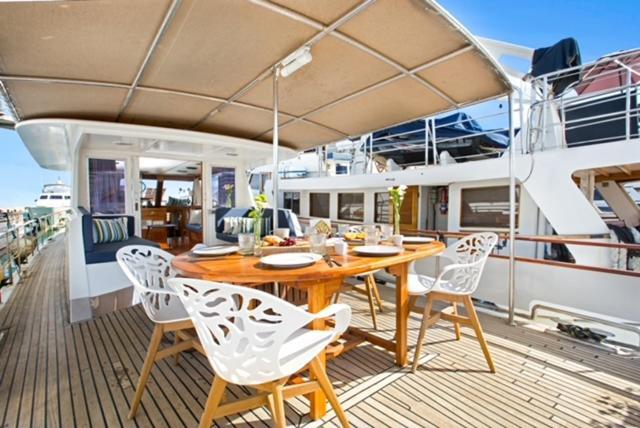 Classic yacht with huge deck&amazing views Sant Adria de Besos Exterior foto