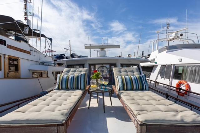 Classic yacht with huge deck&amazing views Sant Adria de Besos Exterior foto