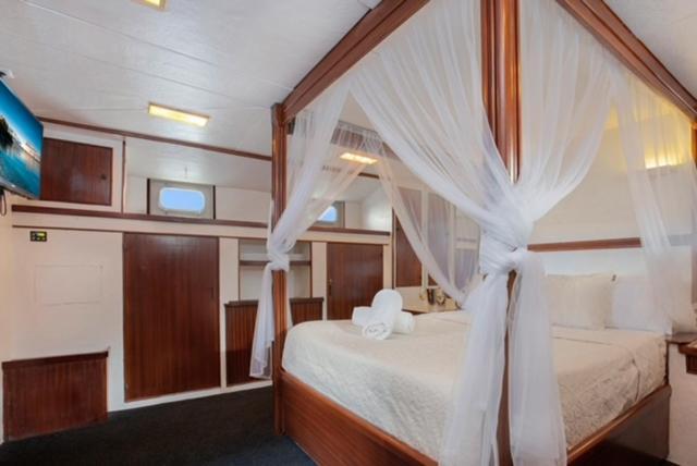 Classic yacht with huge deck&amazing views Sant Adria de Besos Exterior foto