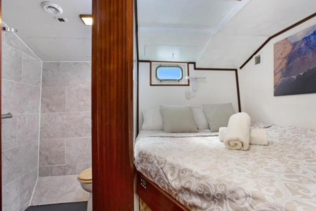 Classic yacht with huge deck&amazing views Sant Adria de Besos Exterior foto