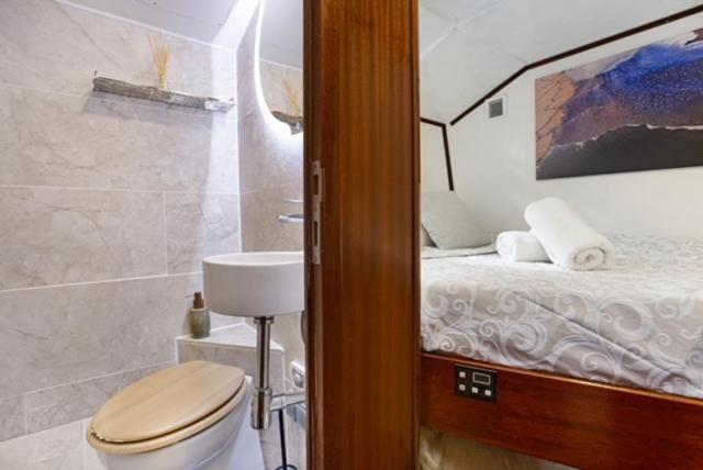 Classic yacht with huge deck&amazing views Sant Adria de Besos Exterior foto