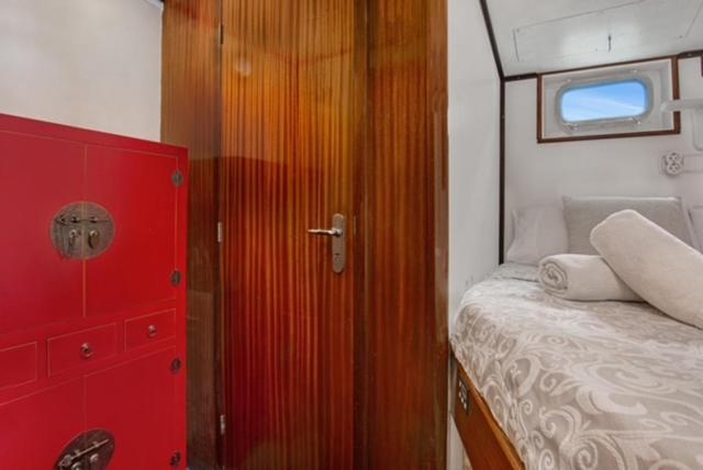 Classic yacht with huge deck&amazing views Sant Adria de Besos Exterior foto