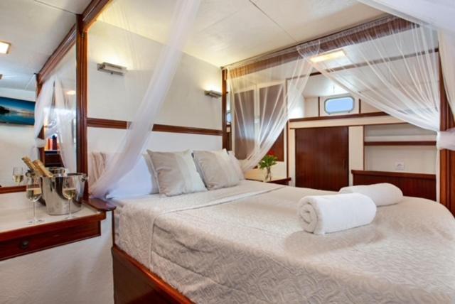 Classic yacht with huge deck&amazing views Sant Adria de Besos Exterior foto